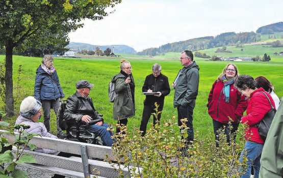 Die Teilnehmenden konnten Verbesserungspotenzial, aber auch Lob für die Begehung der verschiedenen Quartiere finden. (Bilder: zVg.)