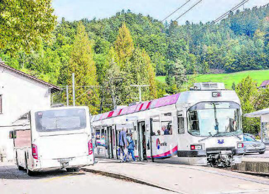 Vom 11. bis 13. Juli verkehren Esatzbusse: Umstieg von Reisenden am Bahnhof Teufenthal. (Bild: zVg.)