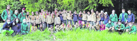 Gruppenfoto der Pfadfinderinnen und Pfadfinder der Pfadi Sankt Georg Aarau auf dem Dyshübel in Oberkulm. Der grosse Regen war zum Glück nur am Freitagabend Thema, danach hielt Petrus die Schleusen bis Pfingstmontag mehrheitlich dicht. (Bilder: rc.)
