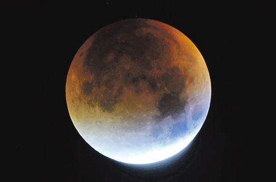 Der Höhepunkt der Mondfinsternis wird gegen 22.22 Uhr erwartet: Während der totalen Verfinsterung erhält der Mond seine charakteristische rötliche Farbe. (Bild: Andreas Walker)