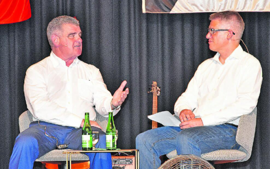 Interviewsession in der Mehrzweckhalle Holziken: Peter Spuhler stellte sich den Fragen von AZ-Redaktor Fabian Hägler. (Bilder: aw.)