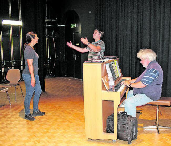 Schön ist die Welt: Noch wird drinnen geprobt. Aber schon bald wird das Schloss Hallwyl mit seinem wunderbaren Innenhof zur Bühne. (Bild: grh)