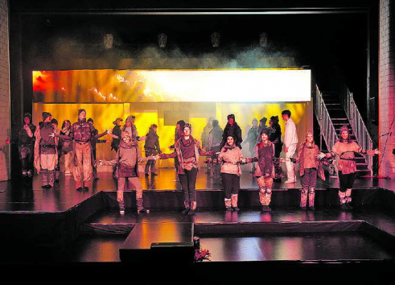 Die Aussenseiter kämpfen sich durch die vom Klima verwüstete Aussenwelt. (Bilder: mek)