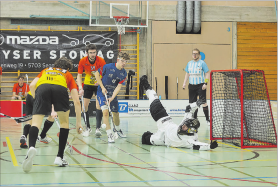 Tohuwabohu vor dem Tor der Eagles. In der Pfrundmatt legte Lok Reinach im ersten Spiel vor. Am kommenden Samstag findet die dritte Begegnung statt. (Bild: Roland Jaus)