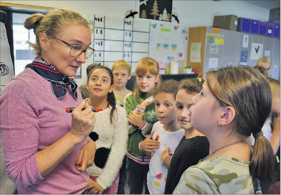 Das Erzähltal in der Schule: Vera Eggermann animierte die 4.-Klässler im Schulhaus Breite dazu, selber Geschichten zu schreiben. (Bilder: hg.)