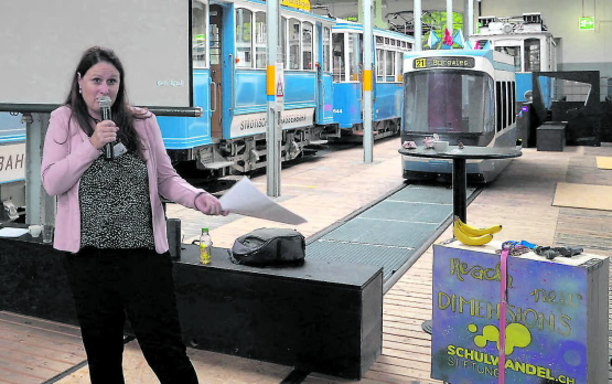 Primarlehrerin Renate Grüter präsentiert ihr Projekt. (Bild: zVg.)