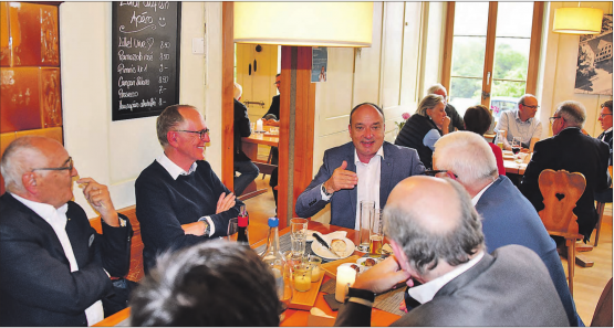 «Frag de Landamme» in Beinwil am See: Die Coronakrise sowie die vergangenen und zukünftigen politischen Ereignisse drumherum boten viel Gesprächsstoff am Landammann-Stammtisch von Markus Dieth (Bildmitte). (Bild: mars.)