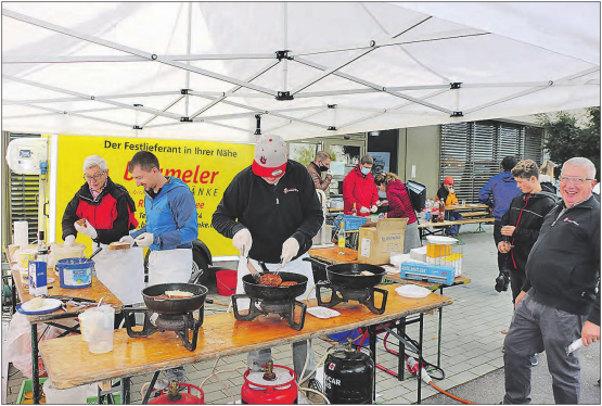 Nach so langer Zeit des «Zuhause-Hockens» ein bisschen Kilbi trotz allem. Die Brass Band Harmonie bot Chäs-Schnitte und ein Platzkonzert. (Bild: zVg.)