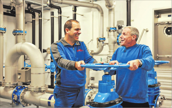 Übergabe des «Wasserhahns»: Roger Soland (rechts) und sein Nachfolger Peter Siegrist (links). (Bild: Dominique Rubin)