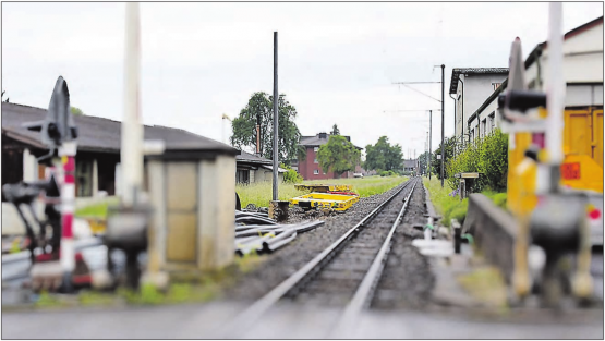 Bahnstrecke zwischen Leimbach und Reinach Nord: Wegen Totalumbaus vom Montag 6. Juli bis Sonntag 9.August vollständig unterbrochen. Es verkehren Bahnersatz-Busse. (Bild: mars.)