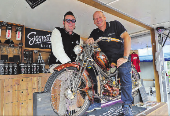 Auf einem Fahrzeug mit Motor gefällt es Hannes Roth am besten – links Töffli-Besitzer Maurus Sigg.