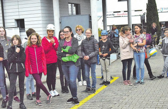 Der Riesenspass ist vorbei – ab August folgt der ernsthafte Unterricht: Die 6. -Klässler wurden nach dem Abenteuer am Turm in den Sommer «entlassen». (Bilder: st.)