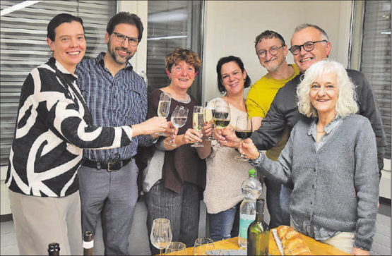 Die anwesenden Vorstandsmitglieder stossen auf das neue Kukuk-Programm 2026 an (von links): Erika Michel, Rolf Gerber, Irène Friedl, Tanja Fiorini, Peter Michel, Martin Bruder und Vreni Gubler. (Bild: Raphael Nadler)