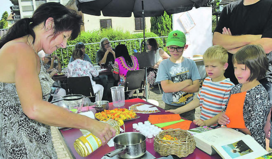 Mit einfachen Mitteln entsteht heilsame Salbe: Die heilende Wirkung von Ringelblumencremes ist nachgewiesen, man kann diese selber herstellen. (Bilder: st.)