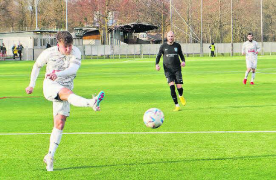 Menzikens Kastriot Hasanramaj zieht ab, trifft aber in diesem Spiel nur einmal vom Penalty-Punkt her. (Bild: Roland Jaus)