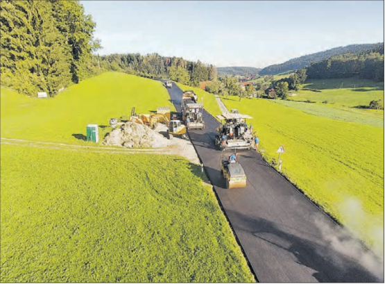 «Buntes» Treiben auf der Wetzwilerstrasse: Einbau des neuen Deckbelags. (Bild: zVg.)