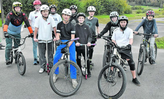 Helme sind Pflicht: Im Alter von 14 Jahren begeisterte sich Workshopleiter Lukas Vordemwald (l.) für diesen Sport.