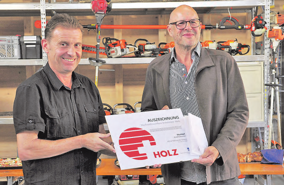 Auszeichnung für den Werkhof Meisterschwanden: Gemeindepräsident Ueli Haller darf das Zertifikat von Hansbeat Reusser in Empfang nehmen. (Bild: msu.)