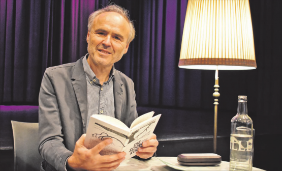 Hugo Ramnek las im Reinacher TaB aus seinem neusten Werk «Die Schneekugel». (Bild: hg.)