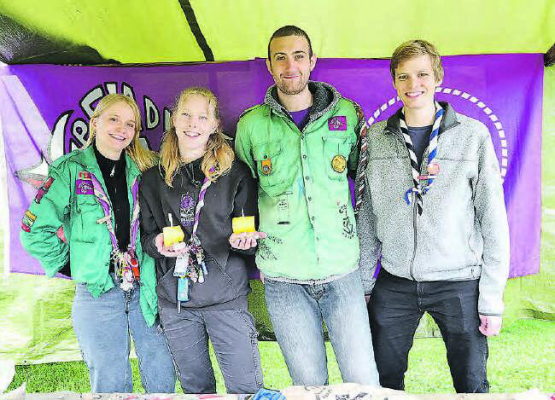 Calma, Luna, Pan und Fuchs, bauten in der Schiffwerft der Pfadi Rymenzburg Wyna kleine Korkschiffchen. (Bilder: dr.)