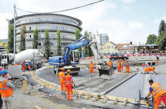 Die erste Hälfte des Kreisels wird betoniert: Eine spezialisierte Bauequipe im Einsatz auf der Baustelle in Suhr. (Bild: mars.)