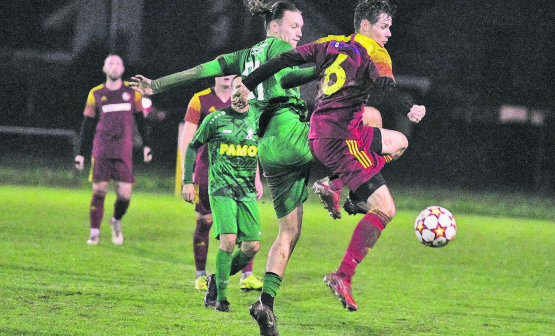 Szene aus dem Spiel SC Schöftland 2 − FC Gontenschwil: Der Schöftler Andrin Mühlethaler (6) im Zweikampf mit Gontenschwils Tarik Habibija. (Bild: Otto Lüscher)