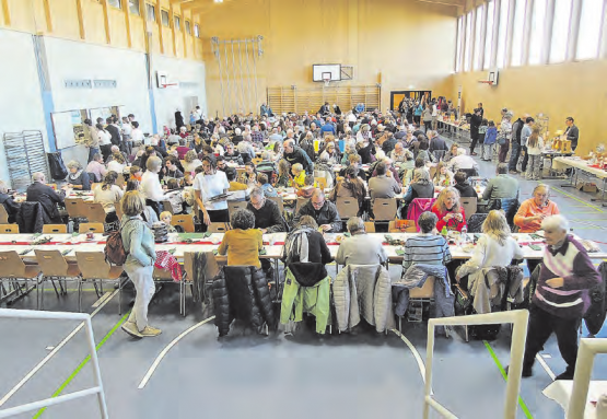 In guter Gesellschaft ist das Mittagessen beim Missionsbasar nicht nur eine kulinarische Freude. (Bild: zVg.)