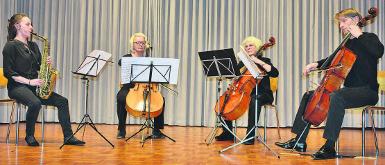 Musikanten-Fieber mit Vera Wahl, Marita Binkert, Madeleine Bettler und Simon Zinsstag (v.l.) auf der Bühne der Aula in Schöftland. (Bilder: st.)