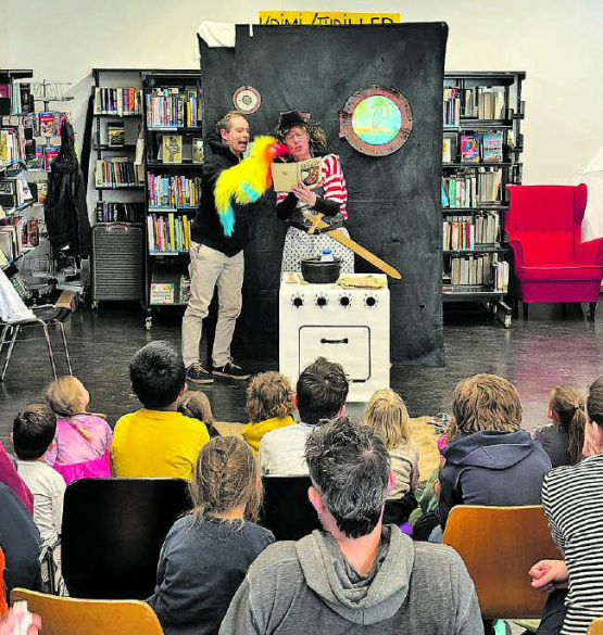 Ganz aufmerksam folgen die Kinder der Geschichte von Baldur. (Bild: zVg.)