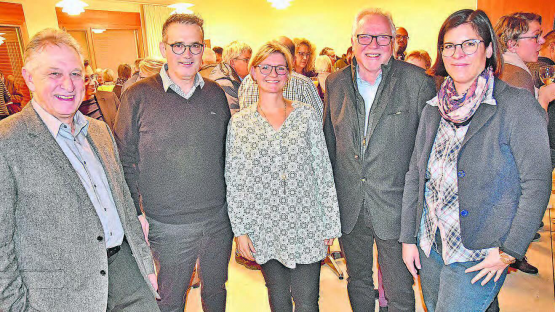 Der Rat freut sich, alle Traktanden durchgebracht zu haben: Uwe Essinger, Vizeammann Jost Waldispühl, Irene Bärtschi (Gemeindeammann), Markus Goldenberger und Livia Hofmeier v. l. Bilder: aw.)