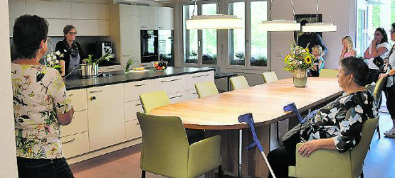 Rundgang im «Hof Rickenbach» für Menschen mit Demenz: Blick in die grosszügige Küche der Wohngruppe «Hofgarten». (Bilder: ml.)