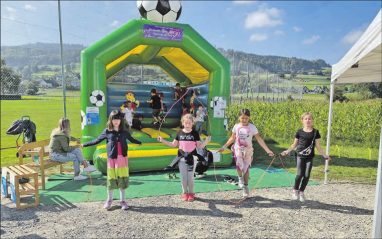 Mitmachen erwünscht! Mit einer Hüpfburg und weiteren Hüpf- und Slalomübungen animierte der Club die Kinder zu spielerischer Bewegung und stellte den Verein und die Kurse vor. (Bilder: zVg.)