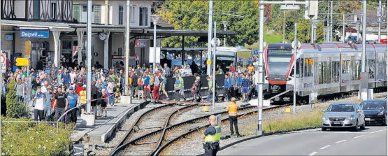 Grosser Bahnhof in Beinwil am See: Gemäss polizeilichen Beobachtungen reisen heute mehr Laufsportler und Begleiter mit dem öffentlichen Verkehr an.