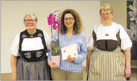 Geschenkübergabe zur 10-jährigen Dirigententätigkeit (v.l.): Präsidentin Hannelore Mörgeli, Dirigentin Kathrin Regli und Kassierin Brigitte Ziehler. (Bild: zVg.)