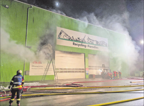 Dank einem aufmerksamen Automobilisten konnte ein Grossbrand verhindert werden. Der Feuerwehr Oberwynental präsentierte sich in den frühen Morgenstunden ein unklares Bild. (Bilder: zVg.)