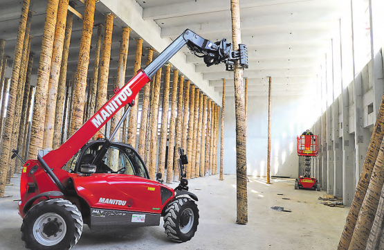 Massarbeit mit einem Manitou: Trotz «grossem Geschütz» war beim Entfernen der Baumstämme höchste Präzision angesagt. Die Betondecke der Doppelturnhalle hält nun ohne diese Stützen. (Bilder: Remo Conoci)