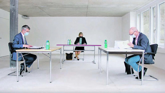 «Leerau-Zenrum» Kirchleerau statt Turnhalle Schöftland: Protokollführer Stefan Züsli (Vorsitzender der Geschäftsleitung, links), Verwaltungsratspräsidentin Suzanne Marclay-Merz sowie Notar Michael Wyss als Stimmenzähler, führten die 184. Generalversammlung der Bank Leerau Genossenschaft im physisch kleinen Rahmen durch. (Bild: zVg.)