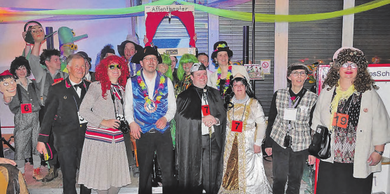 Maskenprämierung am Fischliball in Rickenbach: Zunftmeister Nico I. verkündete die Sieger in den Kategorien Einzelmasken und Gruppen. (Bilder: mla.)