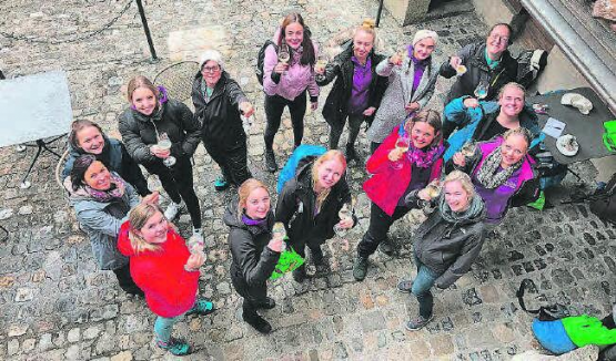 Zum Wohl! Auf der fröhlichen Vereinsreise der Damenriege Staffelbach wurde auch mal angestossen. (Bild: zVg.)