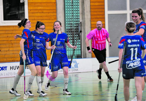 Die Spielerinnen des UHC Lok Reinach sind nun die Tabellenführerinnen. (Bild: zVg.)