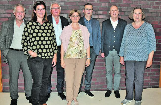 Der Hirschthaler Gemeinderat, wie er sich den Einwohnern präsentiert: Uwe Essinger, Livia Hofmeier, Markus Goldenberger, Irene Bärtschi (Gemeindeammann), Jost Waldipühl (Vizeammann), Alfred Müller (Gemeindeschreiber) und Susanna Götti (Leiterin Finanzen). (Bild: aw.)