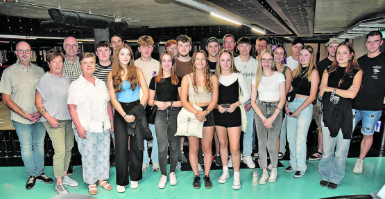 Anlass zum Erwachsenwerden im Cinema8: Acht Jungbürgerinnen und zwölf Jungbürger feierten zusammen mit den Gemeinderäten. (Bilder aw.)