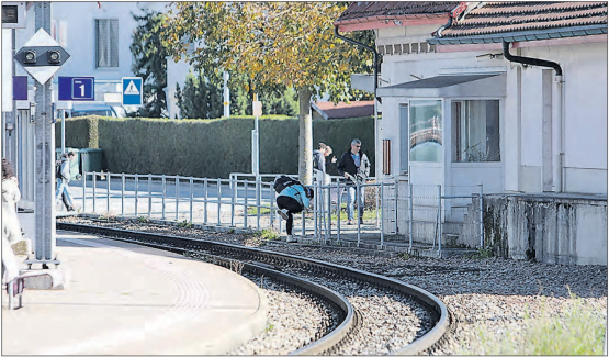 Wer auf den Zug eilen muss oder wie diese Frau aus dem Zug ausgestiegen ist, bedient sich gern der verlockenden Abkürzung. Wer erwischt wird, zahlt Busse und Verfahrenskosten in der Höhe von einigen Hundert Franken. (Bild: Remo Conoci)
