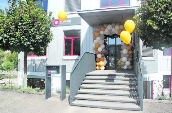 In Reinach seit 1990 – der Firmensitz am Mechanikerweg hier im Jubiläums-Outfit. (Bilder: rms)