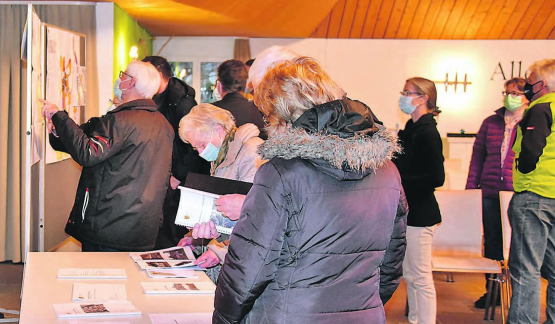 Dürrenäscher Nutzungsplanung zur Abstimmung bereit: Teilnehmer der Informationsveranstaltung verschaffen sich einen Überblick über die Zonen und deren Definition. (Bild: mars.)