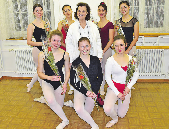 Verabschiedete sich mit einer Rose von jeder Ballettschülerin: Naturheilpraktikerin Monique Gächter (Bildmitte). (Bilder: aw.)