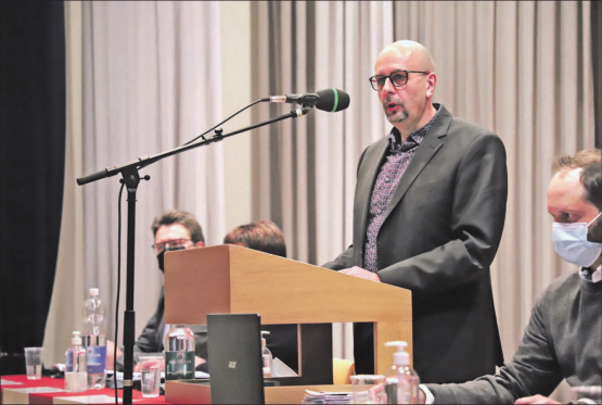 Souverän, als hätte er nie etwas anderes gemacht. Thomas Buchschacher, der künftige Gemeindeammann von Schöftland, führte als Vertreter des bereits zurückgetretenen Ammanns Rolf Buchser durch die Gemeindeversammlung. (Bild: rc.)