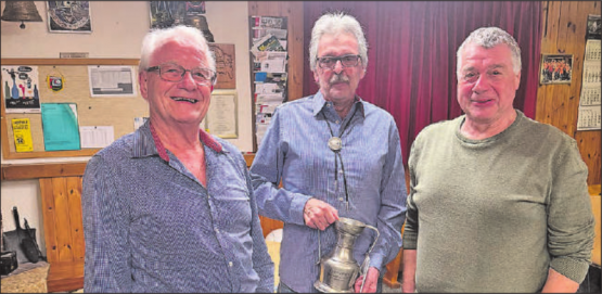 Der stolze Jahresmeister Hermann Döbeli (Mitte) mit dem zweitplatzierten Bruno Hertig (links) und dem drittplatzierten Markus Steiner. (Bild: zVg.)