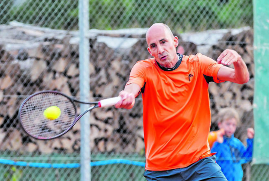 Philippe Ruch vom TC Teufenthal spielt an den kantonalen Senioren-Meisterschaften in der Doppel-Hauptkategorie der Männer zusammen mit Patrick Richner um den Titel. (Bild: Fabio Baranzini)