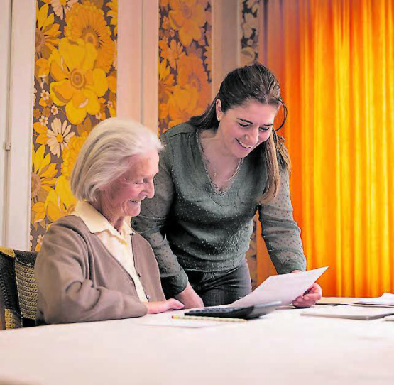 Frau Meier freut sich über die Unterstützung und lässt sich alles genau erklären.